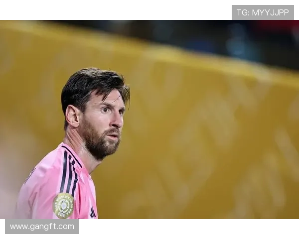 梅西加盟迈阿密国际球队首度亮相展现出强大领袖气质